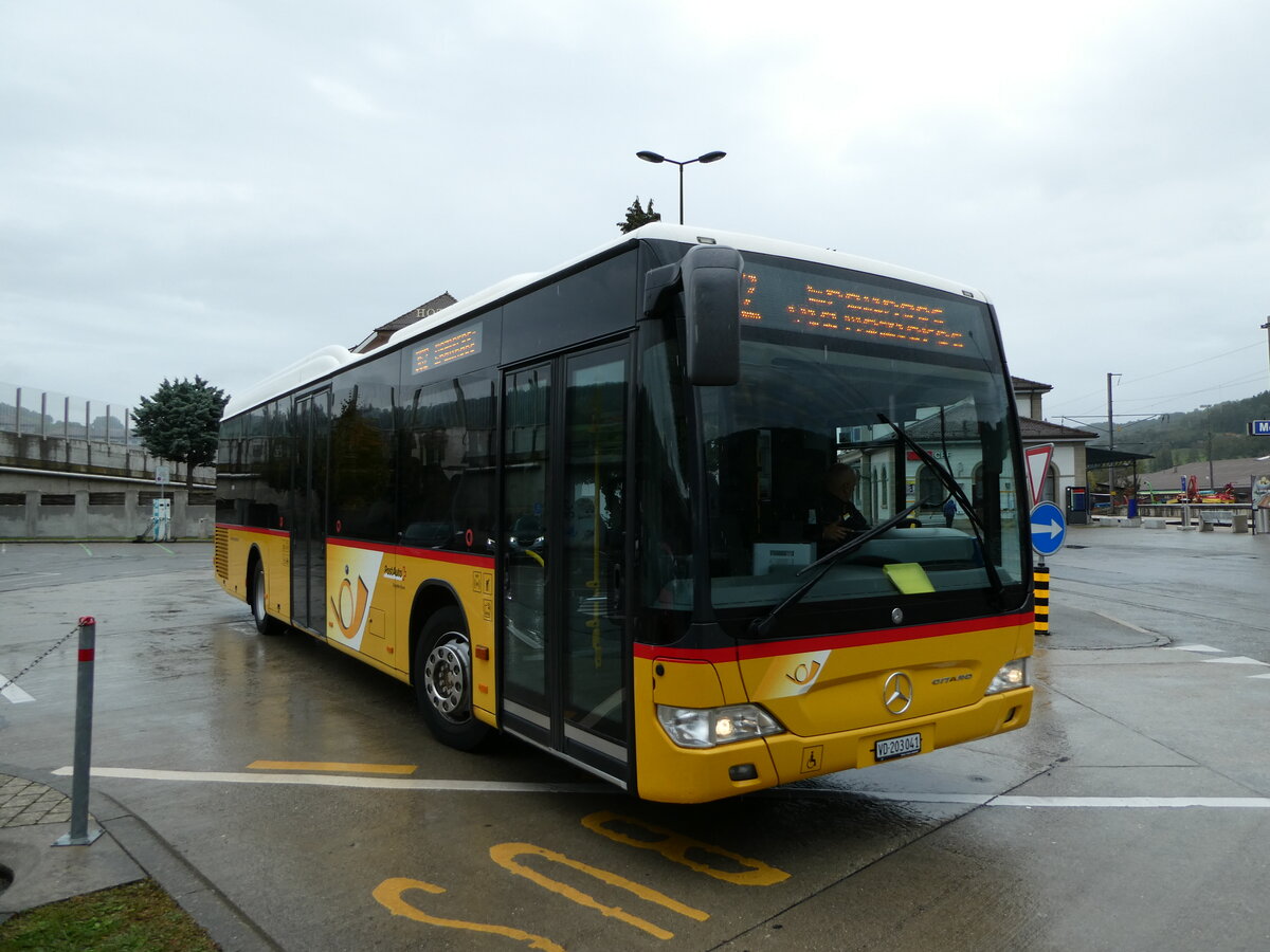 (240'178) - CarPostal Ouest - VD 203'041 - Mercedes (ex PostAuto Graubnden) am 24. September 2022 beim Bahnhof Moudon