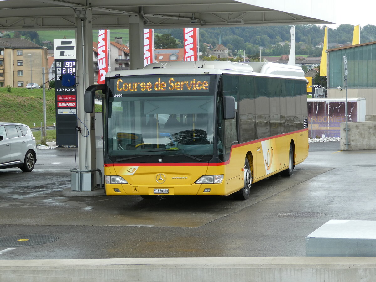 (240'183) - CarPostal Ouest - VD 570'810 - Mercedes (ex SAPJV, L'Isle Nr. 66) am 24. September 2022 in Moudon, Tankstelle Faucherre