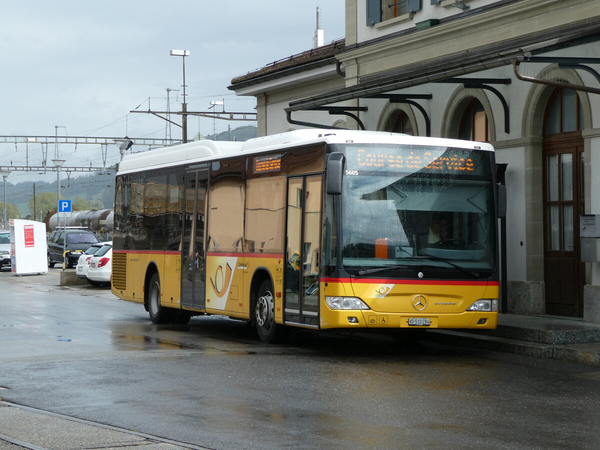 (240'189) - CarPostal Ouest - VD 510'284 - Mercedes am 24. September 2022 beim Bahnhof Moudon