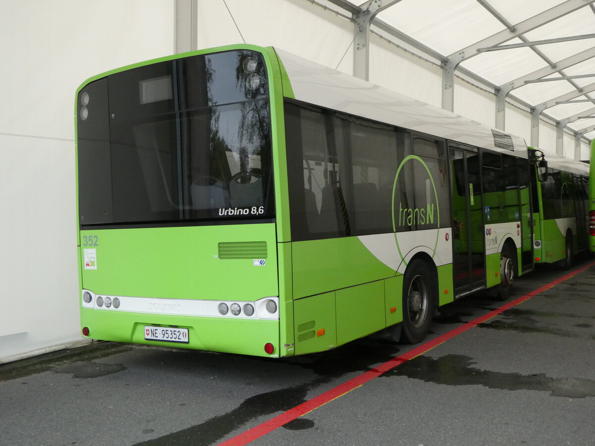 (240'415) - transN, La Chaux-de-Fonds - Nr. 352/NE 95'352 - Solaris (ex TRN La Chaux-de-Fonds Nr. 352) am 1. Oktober 2022 in La Chaux-de-Fonds, Dpt