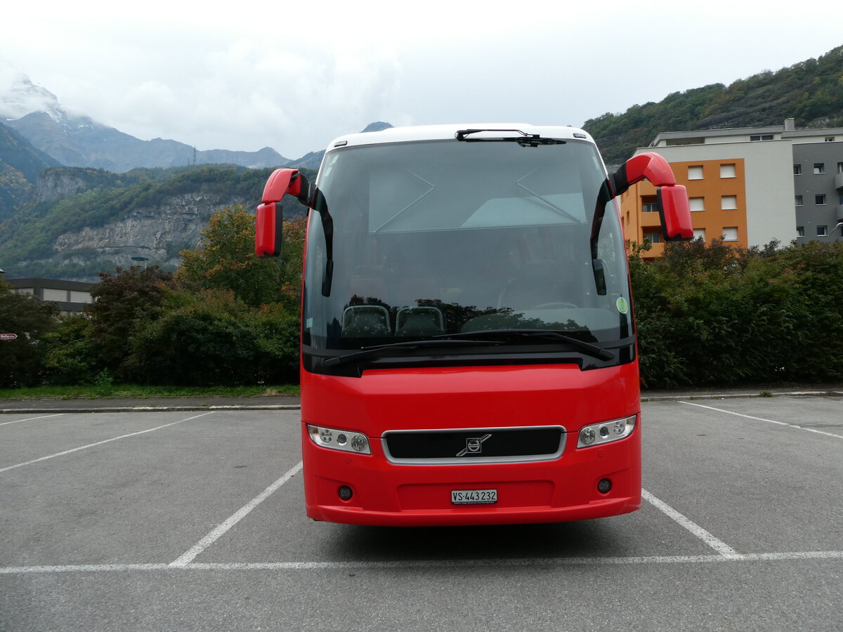 (240'661) - Closillon Tours, Monthey - VS 443'232 - Volvo (ex TMR Martigny) am 8. Oktober 2022 in St-Maurice, Route du Lman