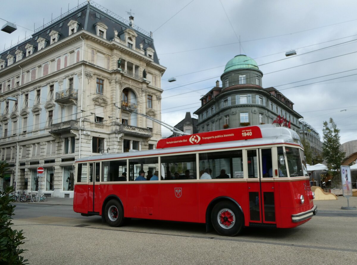 (240'798) - VB Biel - Nr. 21 - Berna/Hess Trolleybus am 9. Oktober 2022 in Biel, Zentralplatz