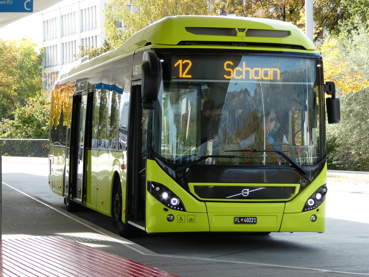 (240'928) - Aus Liechtenstein: BOS PS Anstalt, Vaduz - Nr. 554/FL 40'221 - Volvo (ex PLA Vaduz Nr. 91) am 11. Oktober 2022 beim Bahnhof Buchs 