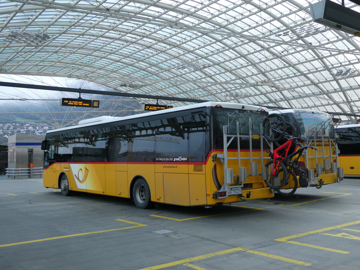 (241'061) - PostAuto Graubnden - GR 170'437 - Iveco am 12. Oktober 2022 in Chur, Postautostation