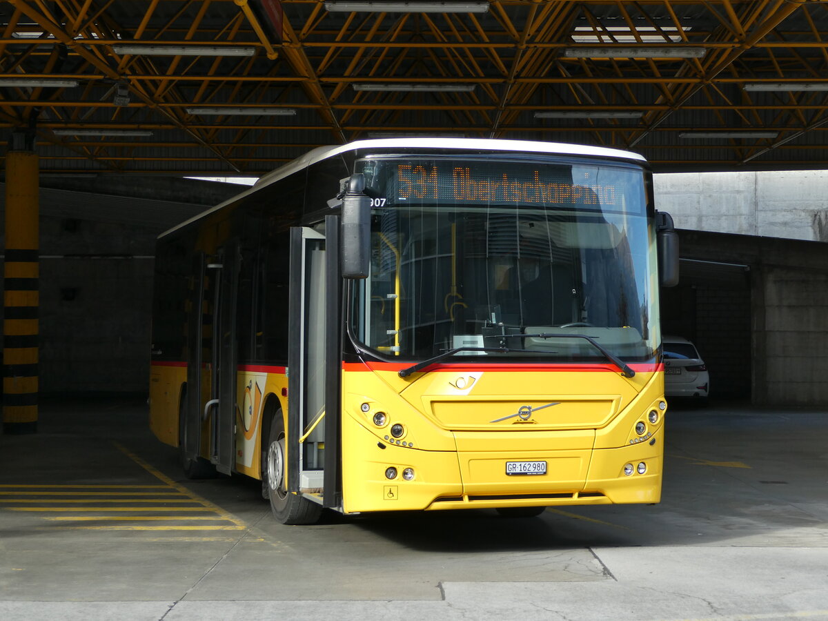 (241'074) - PostAuto Graubnden - GR 162'980 - Volvo am 12. Oktober 2022 in Thusis, Postautostation