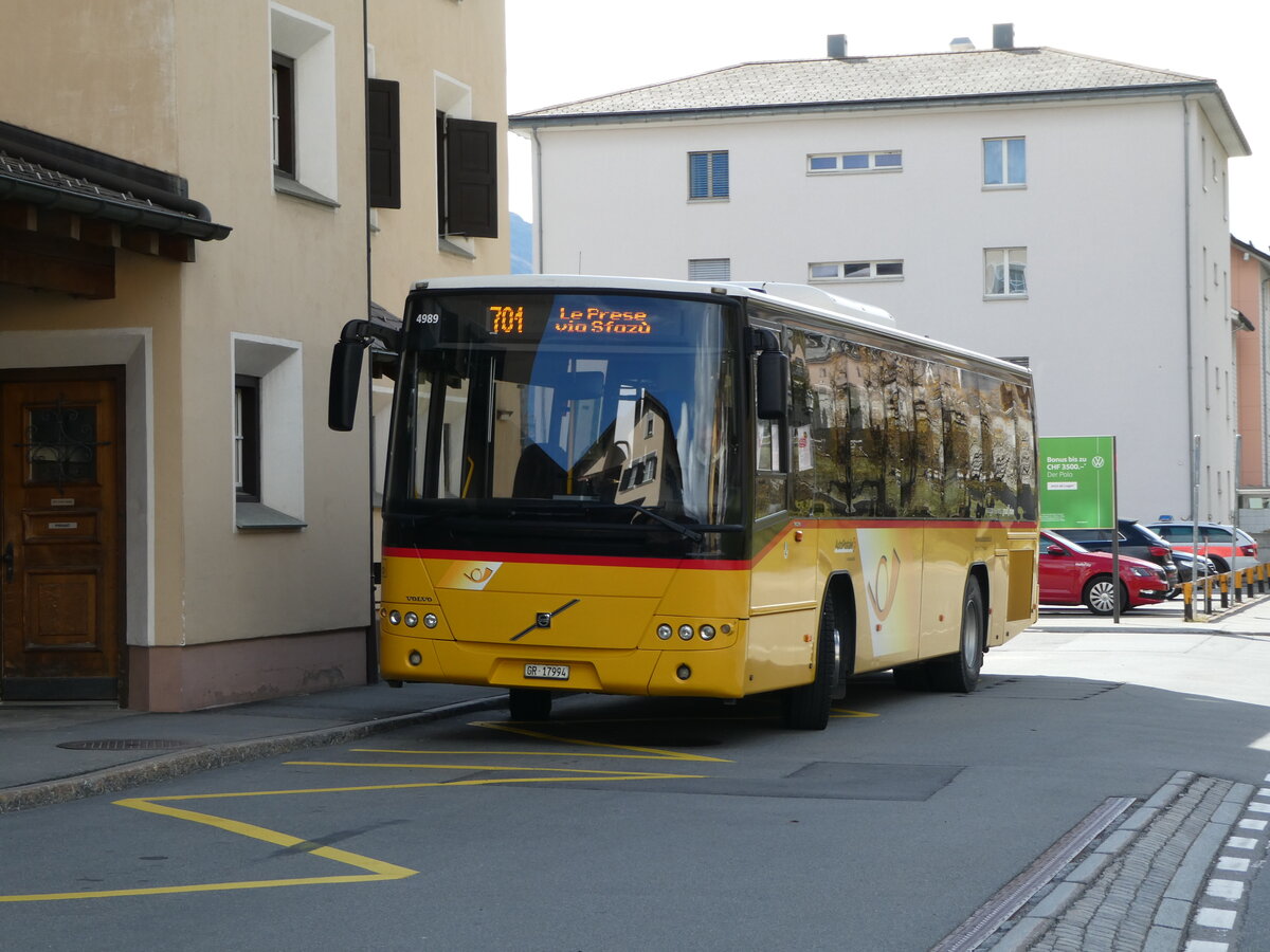 (241'107) - Balzarolo, Poschiavo - GR 17'994 - Volvo am 12. Oktober 2022 beim Bahnhof Samedan