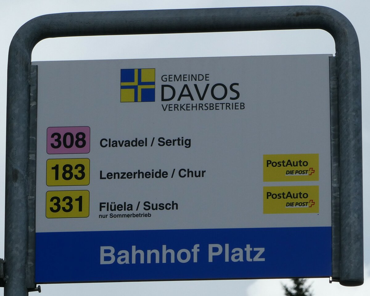 (241'119) - GEMEINDE DAVOS VERKEHRSBETRIEB-Haltestellenschild - Davos, Bahnhof Platz - am 12. Oktober 2022