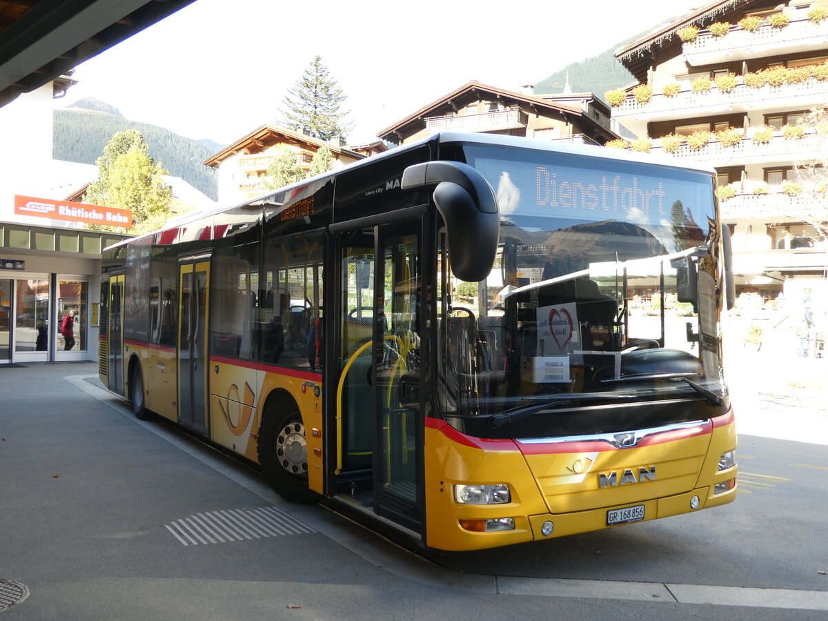 (241'142) - PostAuto Graubnden - GR 168'856 - MAN am 12. Oktober 2022 beim Bahnhof Klosters