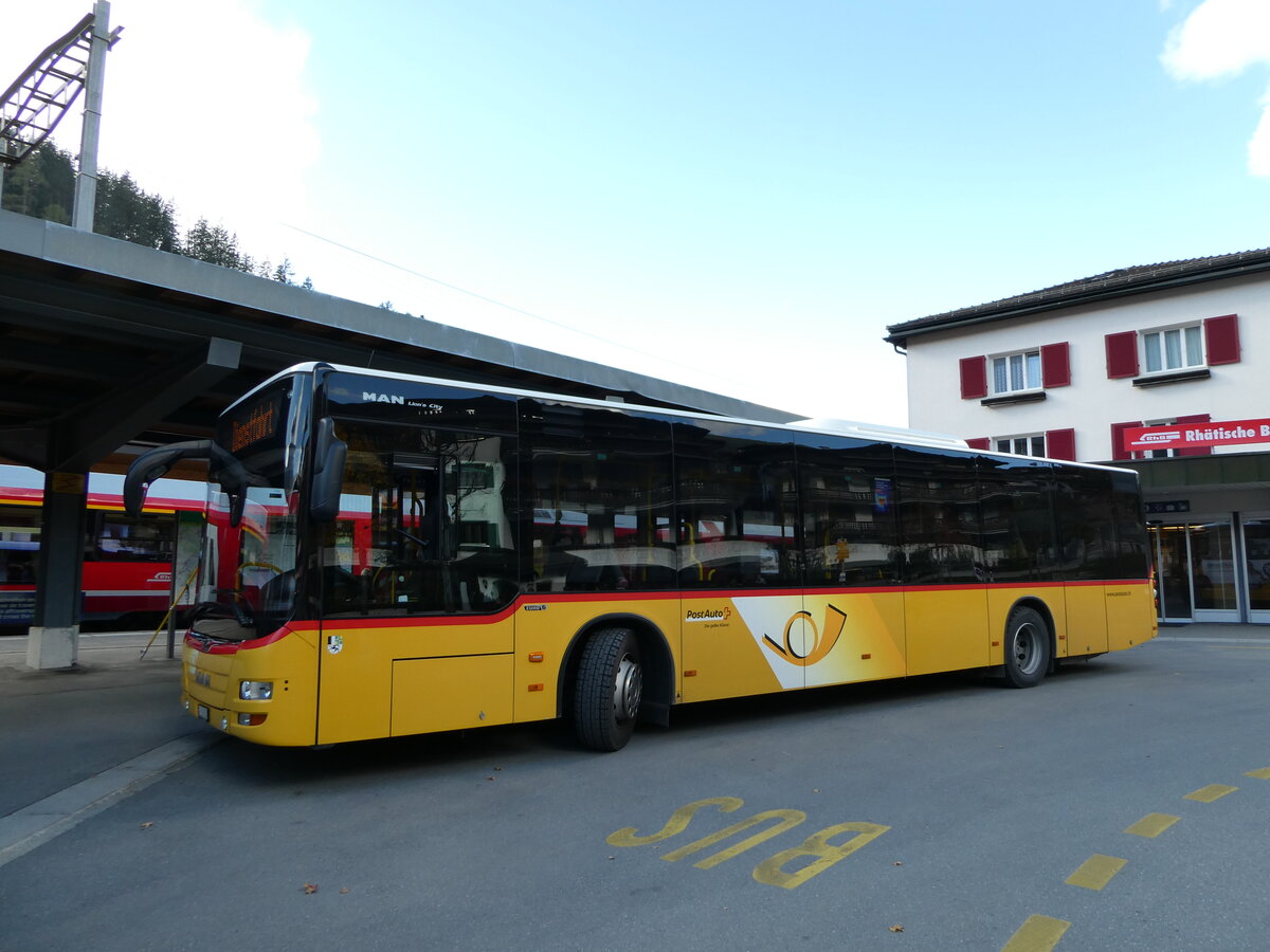 (241'143) - PostAuto Graubnden - GR 168'856 - MAN am 12. Oktober 2022 beim Bahnhof Klosters