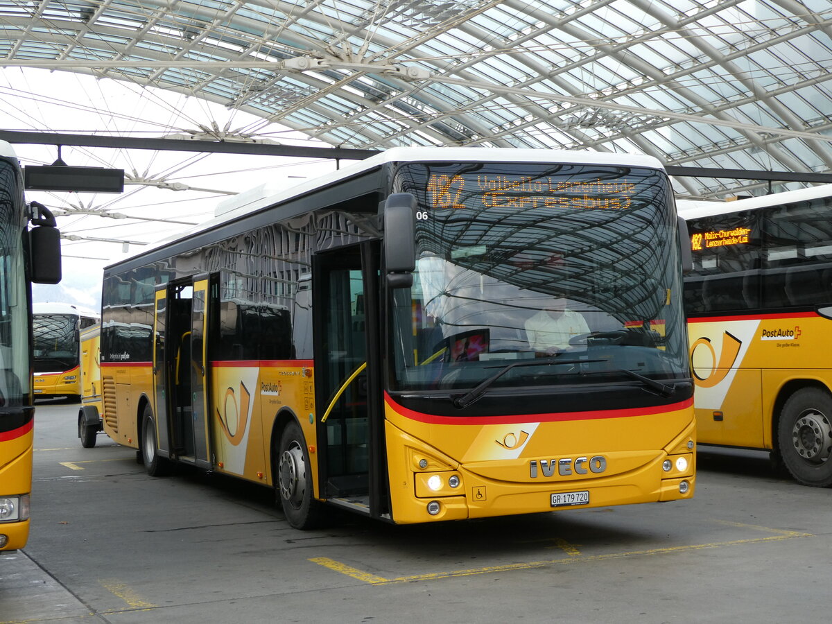 (241'282) - PostAuto Graubnden - GR 179'720 - Iveco am 14. Oktober 2022 in Chur, Postautostation