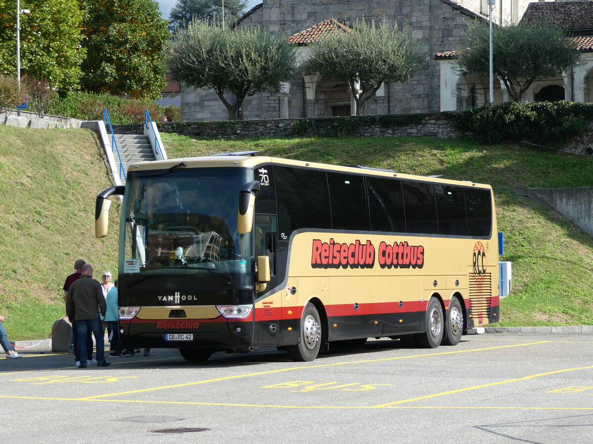 (241'326) - Aus Deutschland: Reiseclub, Cottbus - CB-RC 42 - Van Hool am 14. Oktober 2022 beim Bahnhof Locarno