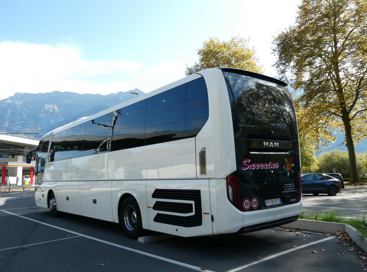 (241'502) - Aus Italien: Sarraino, Roccadaspide - FV-805 FS - MAN am 18. Oktober 2022 beim Bahnhof Interlaken Ost 