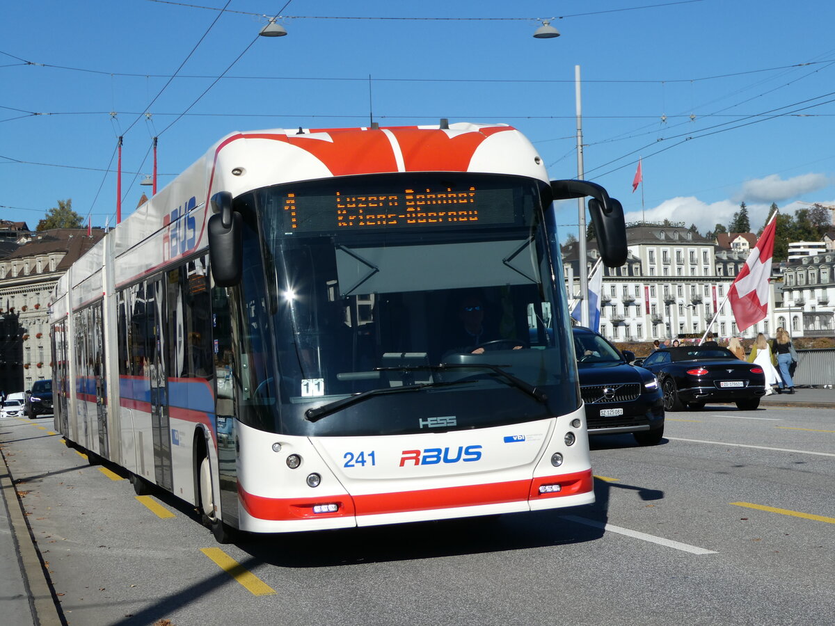 (241'763) - VBL Luzern - Nr. 241 - Hess/Hess Doppelgelenktrolleybus am 22. Oktober 2022 in Luzern, Bahnhofbrcke