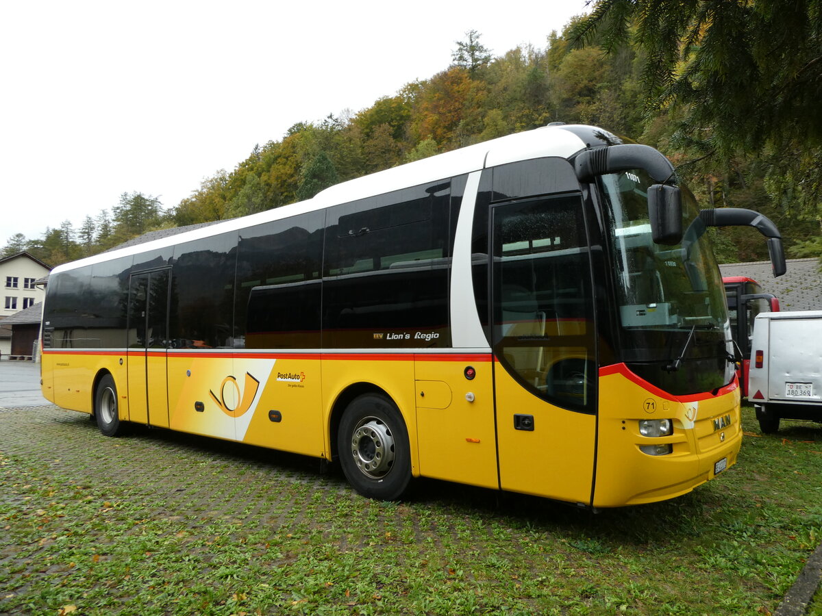 (241'820) - PostAuto Bern - Nr. 71/BE 412'071 - MAN (ex PostAuto Zentralschweiz Nr. 20; ex Dillier, Sarnen Nr. 20) am 24. Oktober 2022 in Meiringen, Garage