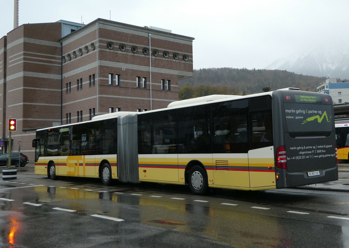 (242'110) - STI Thun - Nr. 136/BE 801'136 - Mercedes am 5. November 2022 beim Bahnhof Spiez