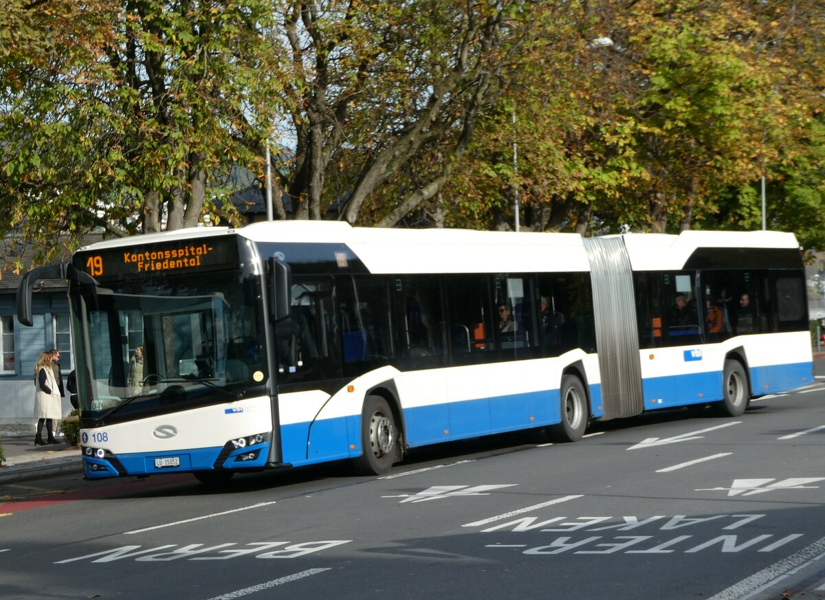 (242'244) - VBL Luzern - Nr. 108/LU 15'052 - Solaris am 6. November 2022 beim Bahnhof Luzern