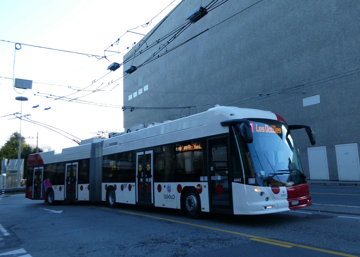 (242'355) - TPF Fribourg - Nr. 6602/FR 301'542 - Hess/Hess Gelenktrolleybus am 10. November 2022 in Fribourg, Rue Pierre-Kaelin