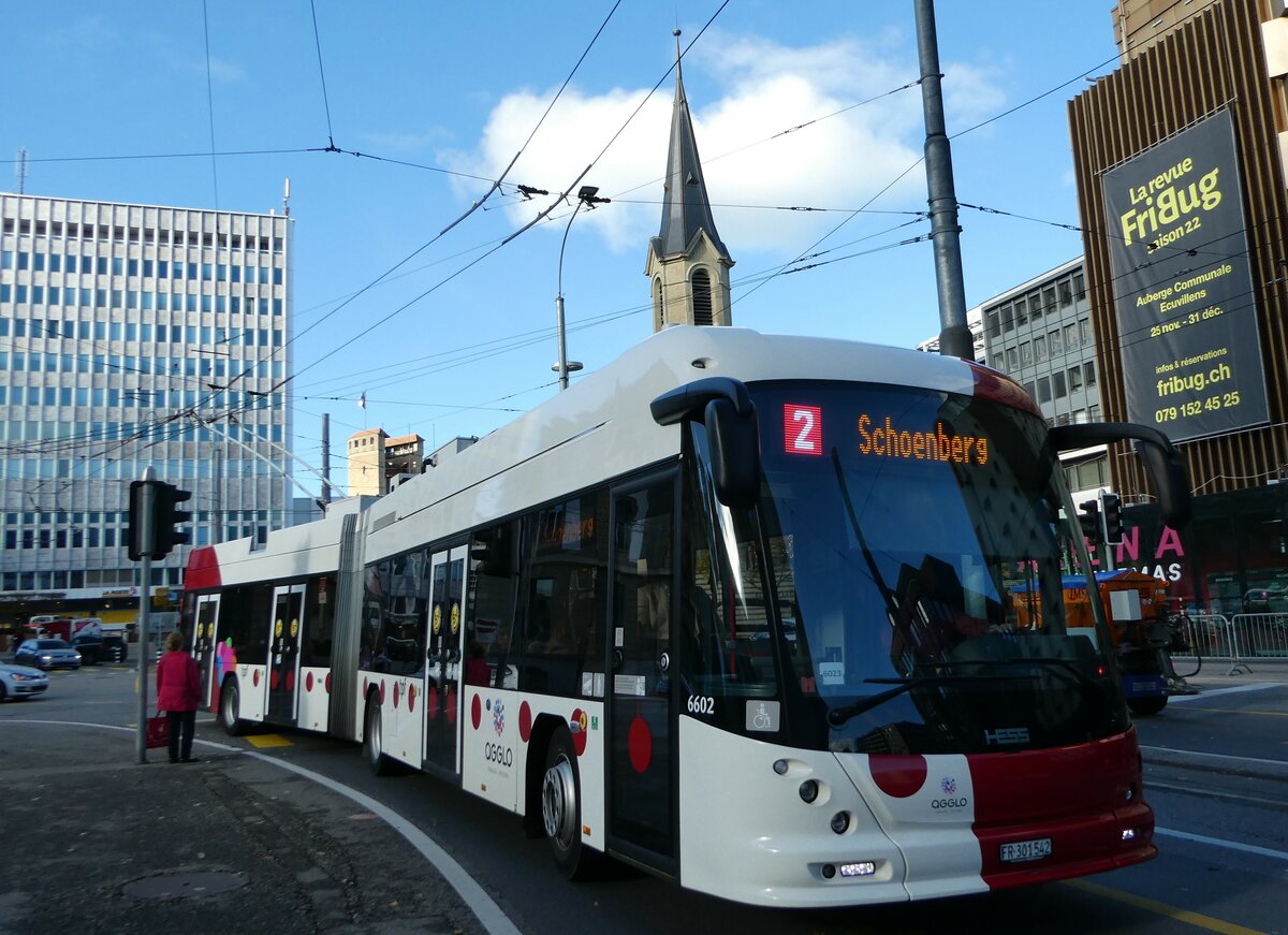 (242'376) - TPF Fribourg - Nr. 6602/FR 301'542 - Hess/Hess Gelenktrolleybus am 10. November 2022 in Fribourg, Rue Pierre-Kaelin