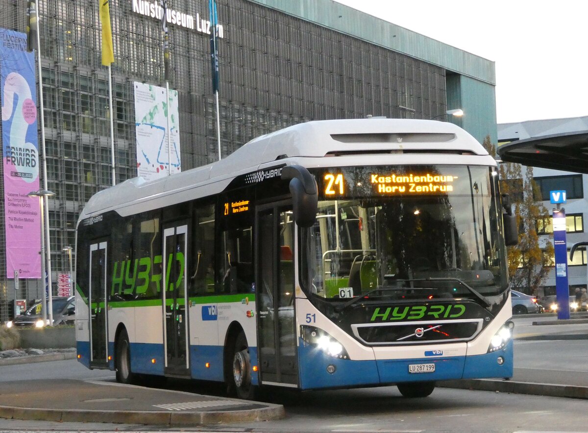 (242'470) - VBL Luzern - Nr. 51/LU 287'199 - Volvo am 11. November 2022 beim Bahnhof Luzern