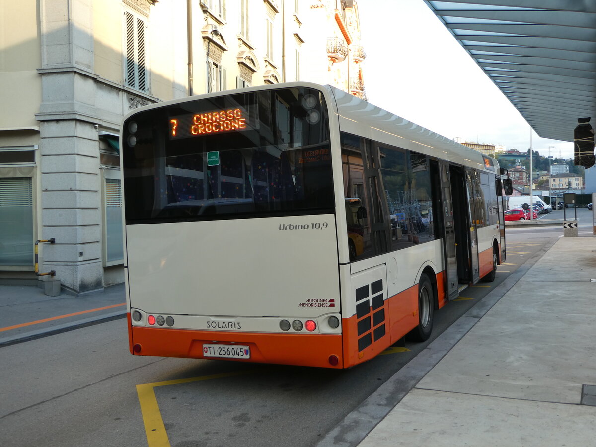 (242'943) - AMSA Chiasso - Nr. 45/TI 256'045 - Solaris am 17. November 2022 beim Bahnhof Chiasso