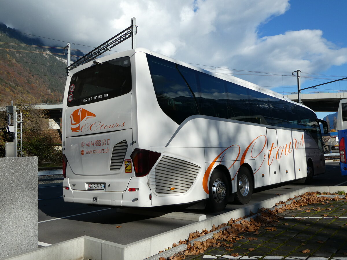 (243'050) - CC-Tours, Dietlikon - ZH 930'470 - Setra am 20. November 2022 beim Bahnhof Interlaken Ost