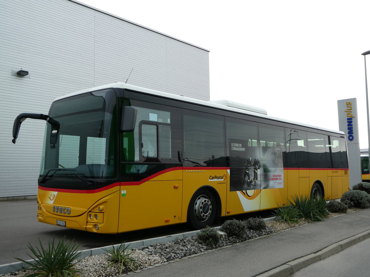 (243'197) - CarPostal Ouest - VD 457'063 - Iveco am 27. November 2022 in Kerzers, Interbus