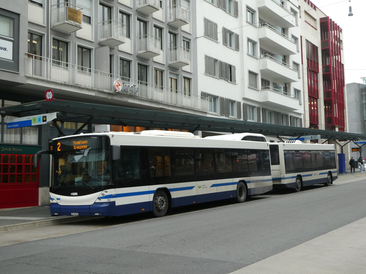 (243'515) - ZVB Zug - Nr. 162/ZG 88'162 - Hess am 7. Dezember 2022 beim Bahnhof Zug