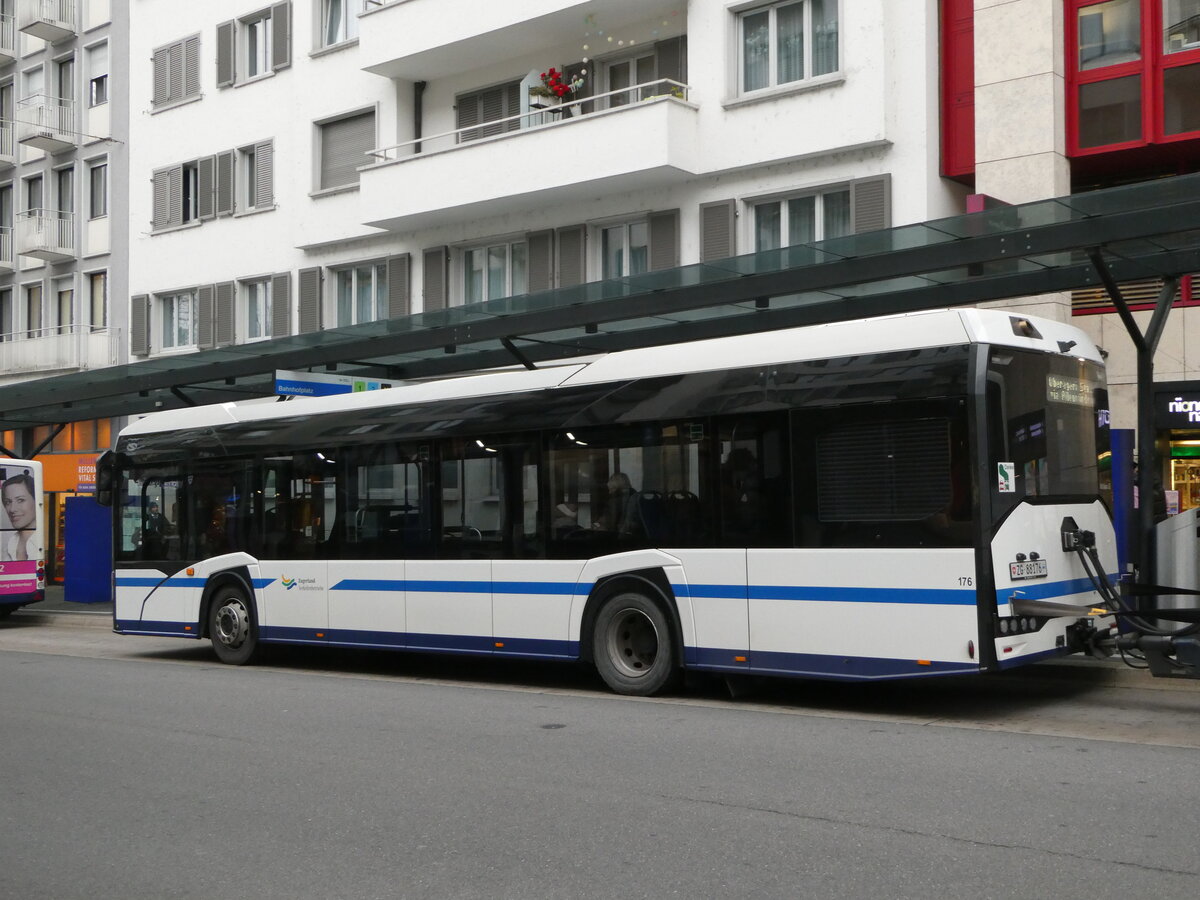 (243'528) - ZVB Zug - Nr. 176/ZG 88'176 - Solaris am 7. Dezember 2022 beim Bahnhof Zug