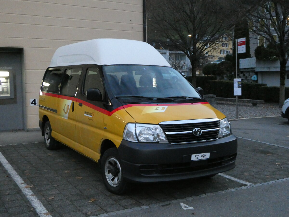(243'573) - Gisler, Riemenstalden - SZ 994 - Toyota am 8. Dezember 2022 beim Bahnhof Sisikon