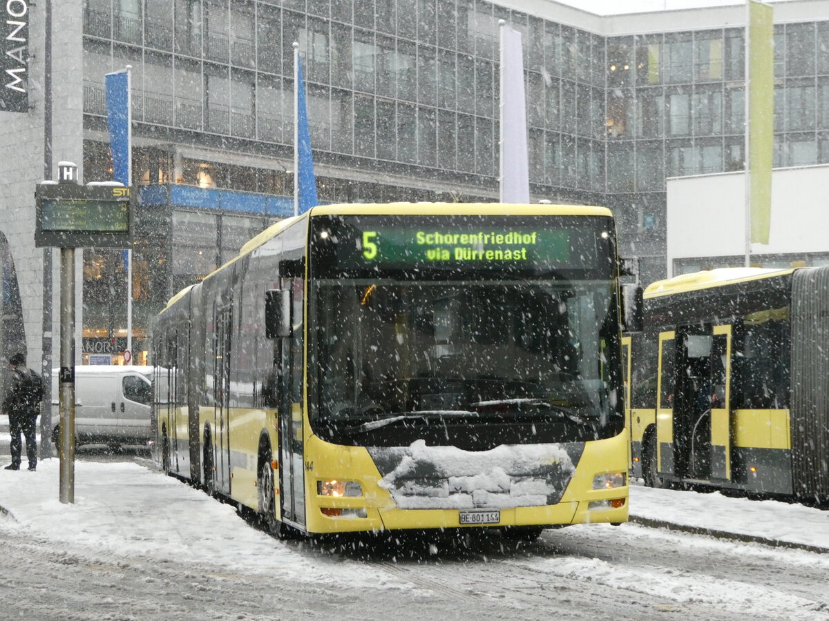 (243'683) - STI Thun - Nr. 144/BE 801'144 - MAN am 9. Dezember 2022 beim Bahnhof Thun