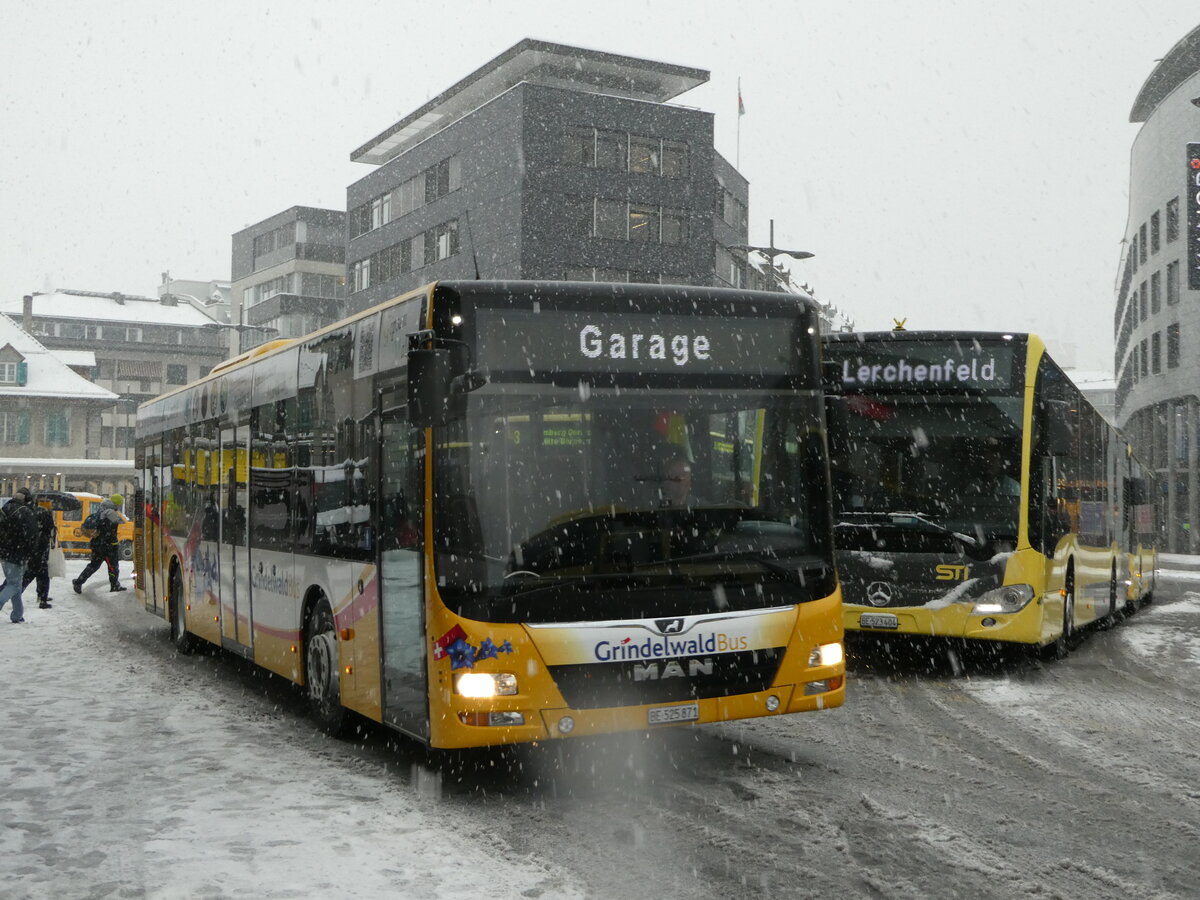 (243'684) - Grindelwaldbus, Grindelwald - Nr. 15/BE 525'871 - MAN am 9. Dezember 2022 beim Bahnhof Thun