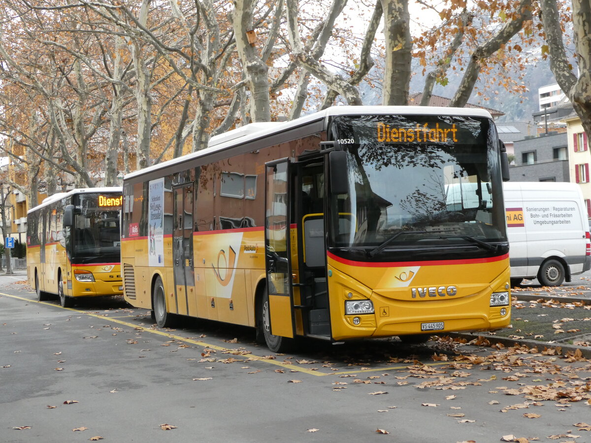 (243'795) - PostAuto Wallis - VS 445'905 - Iveco am 11. Dezember 2022 in Brig, Garage