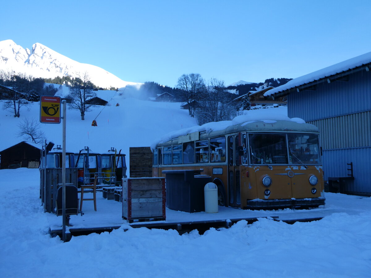 (243'993) - Bus Stop, Grindelwald - Nr. 5 - FBW/R&J (ex Schuler, Orpund; ex Tramverein, Bern; ex Meier, Studen; ex Schr, Aegerten; ex ABM Meinisberg Nr. 5; ex ABM Meinisberg Nr. 1) am 18. Dezember 2022 in Grindelwald, Steinacher