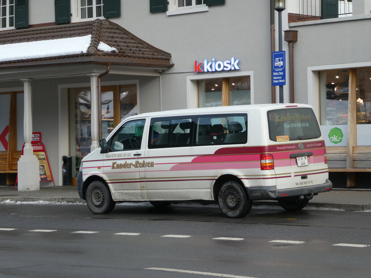 (244'070) - Kander-Reisen, Frutigen - BE 444 - VW am 20. Dezember 2022 beim Bahnhof Frutigen