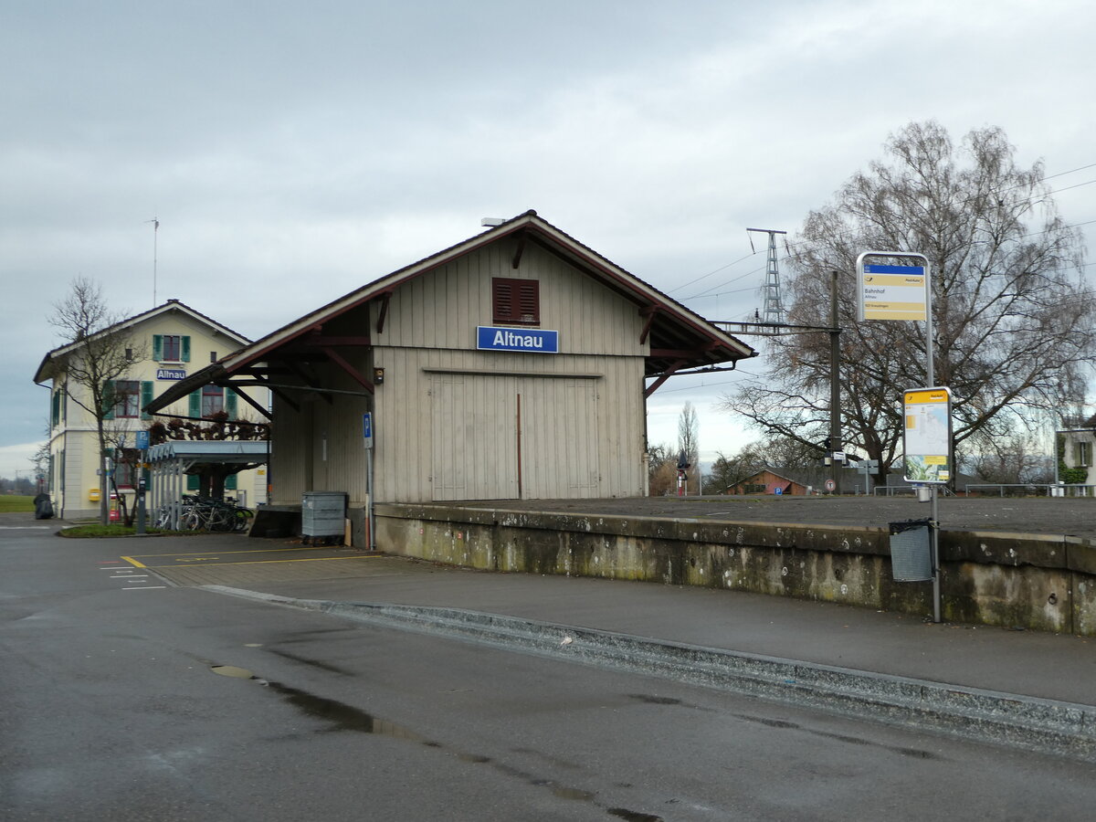 (244'084) - PostAuto-Haltestelle am 21. Dezember 2022 beim Bahnhof Altnau