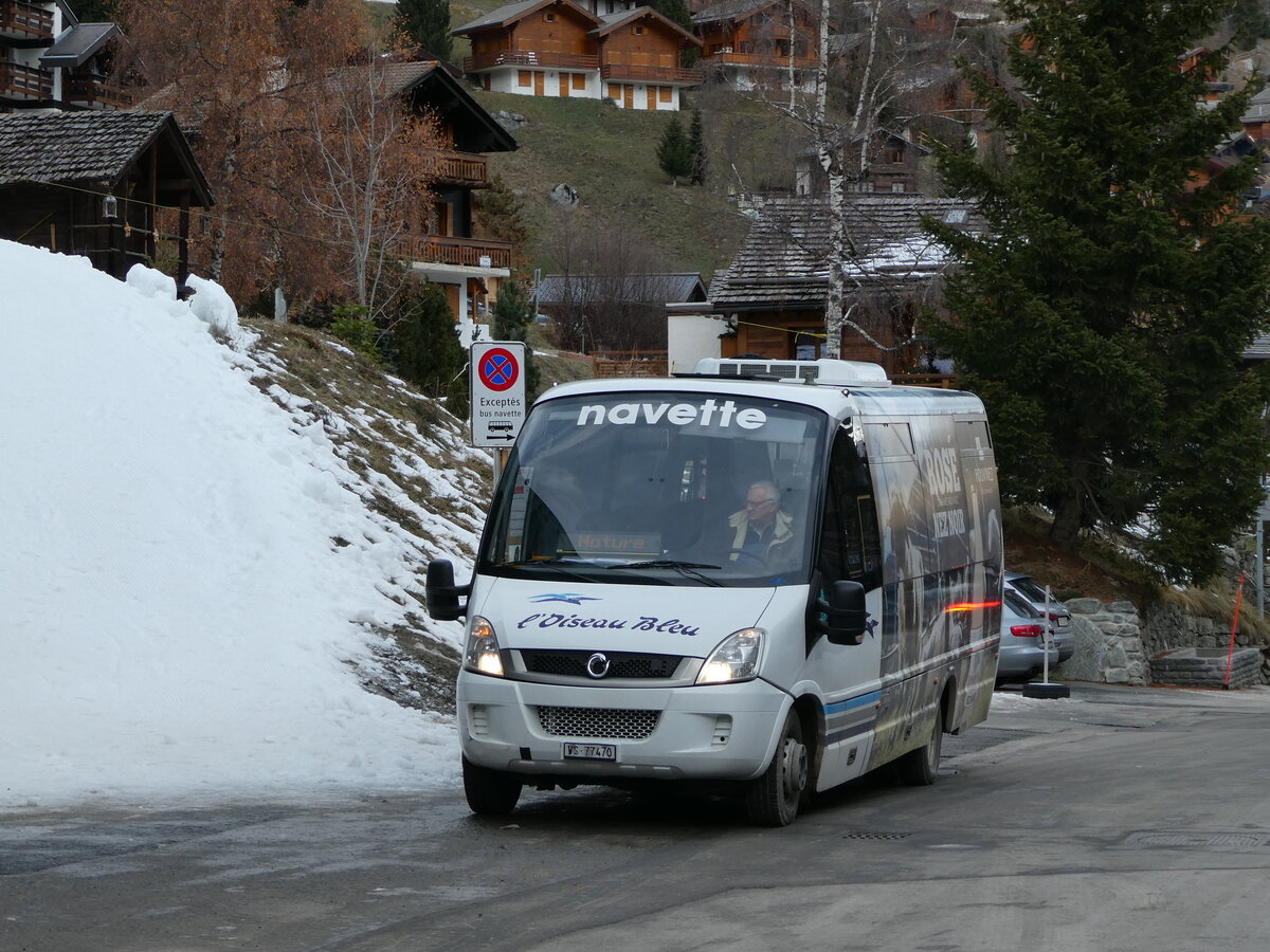 (244'140) - L'Oiseau Bleu, Sierre - VS 77'470 - Irisbus/Rosero am 26. Dezember 2022 in Grimentz, Tlcabine