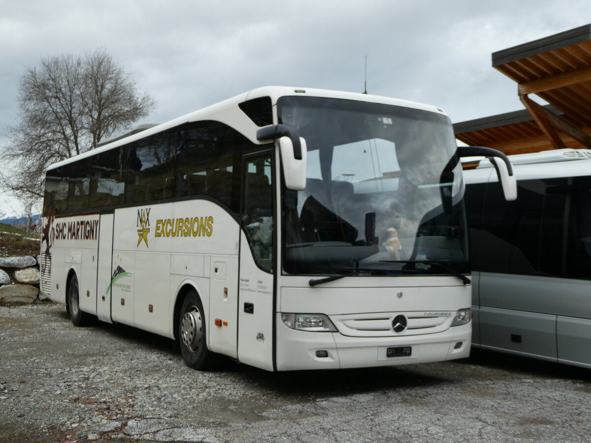 (244'172) - Nax Excursions, Nax - Mercedes am 26. Dezember 2022 in Nax, Garage
