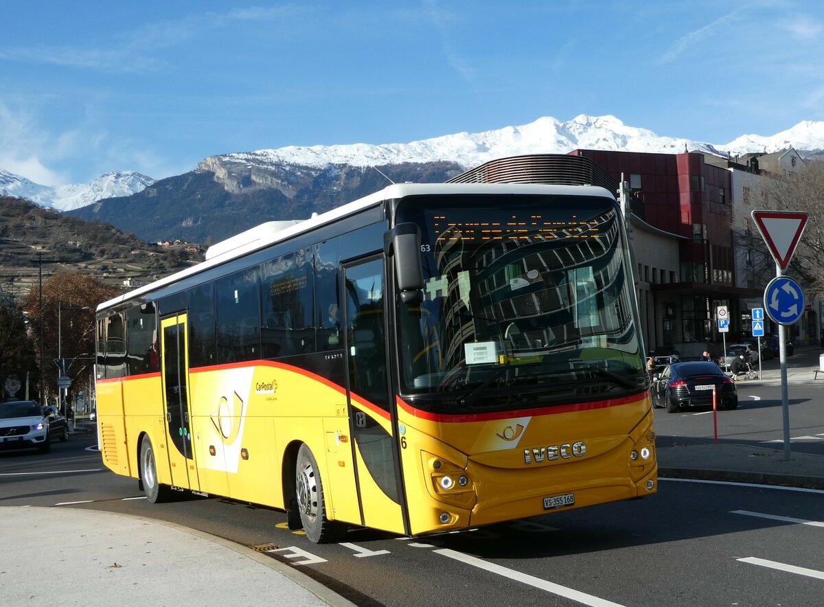 (244'265) - PostAuto Wallis - Nr. 6/VS 355'168 - Iveco am 28. Dezember 2022 beim Bahnhof Sion