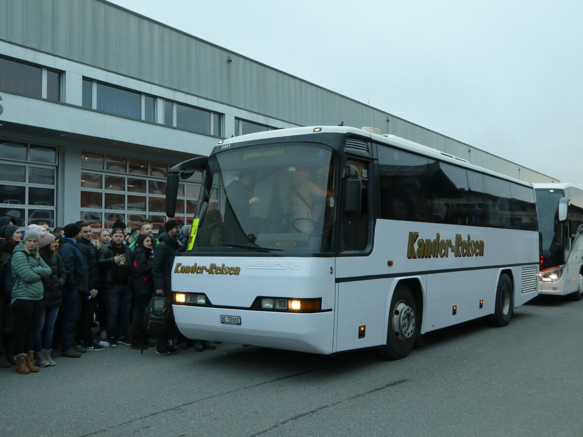 (244'532) - Kander-Reisen, Frutigen - Nr. 3/BE 52'682 - Neoplan (ex Autopostale, Croglio PID 3341) am 7. Januar 2023 beim Bahnhof Frutigen