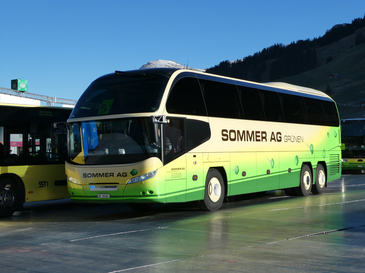 (244'597) - Sommer, Grnen - BE 30'306 - Neoplan am 7. Januar 2023 in Adelboden, Weltcup