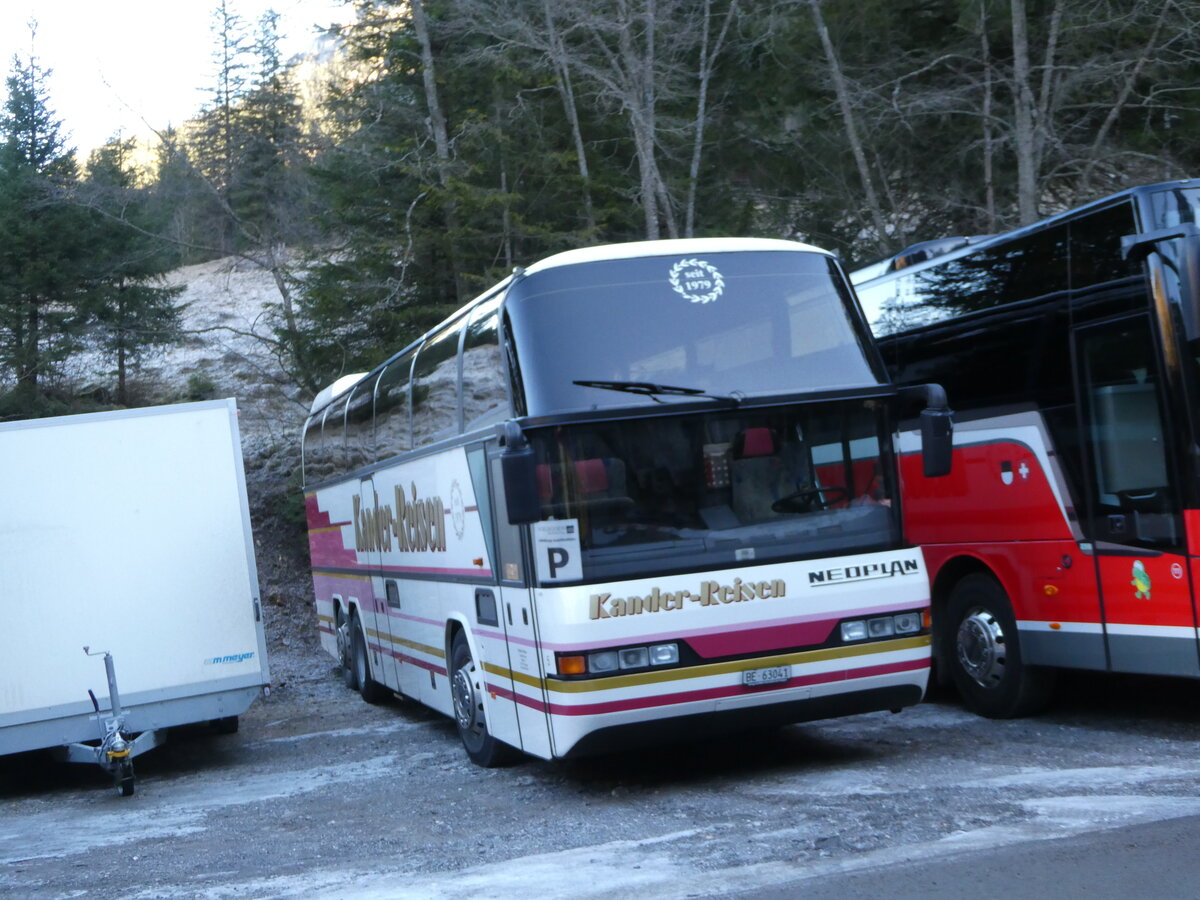 (244'660) - Kander-Reisen, Frutigen - Nr. 5/BE 63'041 - Neoplan am 7. Januar 2023 in Adelboden, Unter dem Birg