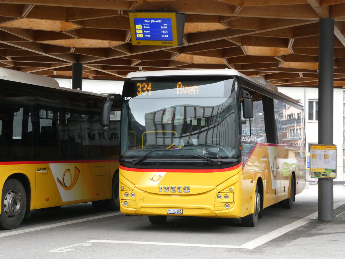 (244'968) - Evquoz, Erde - VS 33'101/PID 11'505 - Iveco am 11. Januar 2023 beim Bahnhof Sion