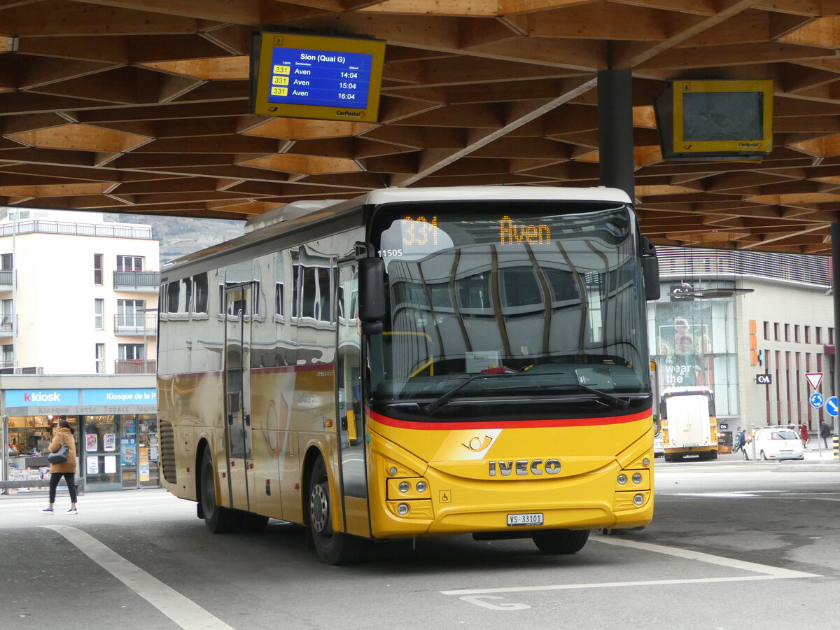 (244'969) - Evquoz, Erde - VS 33'101/PID 11'505 - Iveco am 11. Januar 2023 beim Bahnhof Sion