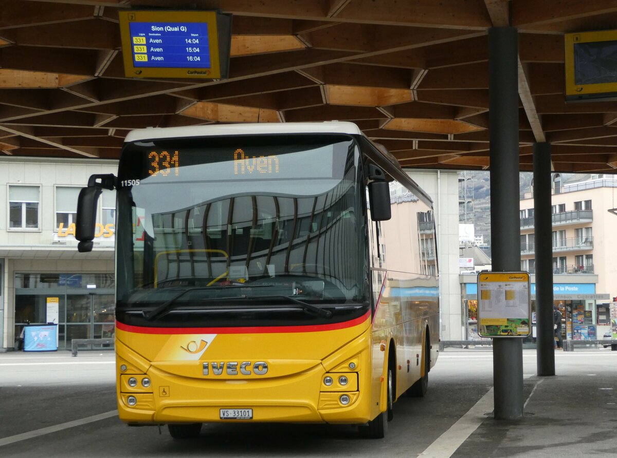 (244'973) - Evquoz, Erde - VS 33'101/PID 11'505 - Iveco am 11. Januar 2023 beim Bahnhof Sion