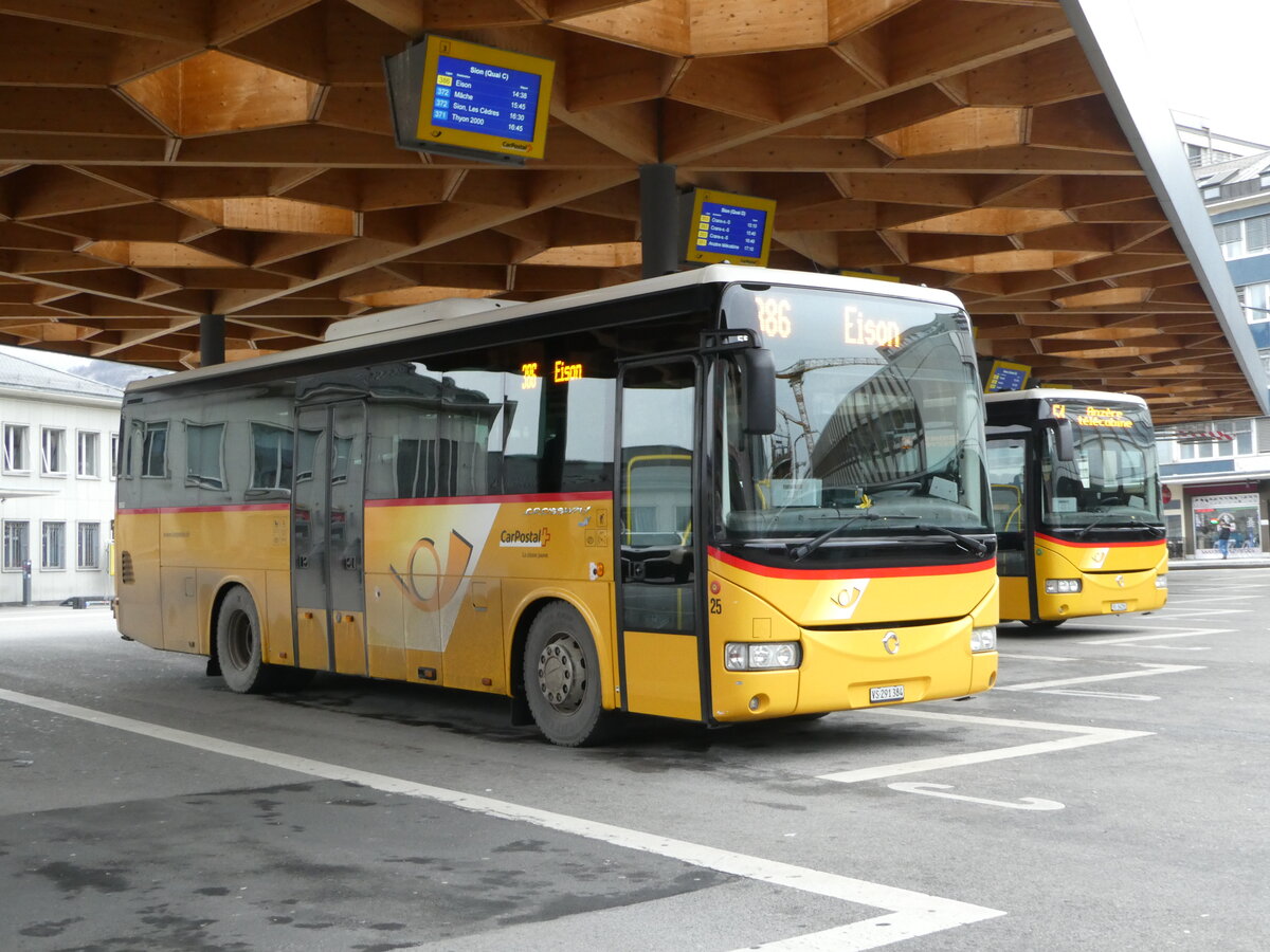 (244'985) - PostAuto Wallis - Nr. 25/VS 291'384/PID 5532 - Irisbus am 11. Januar 2023 beim Bahnhof Sion