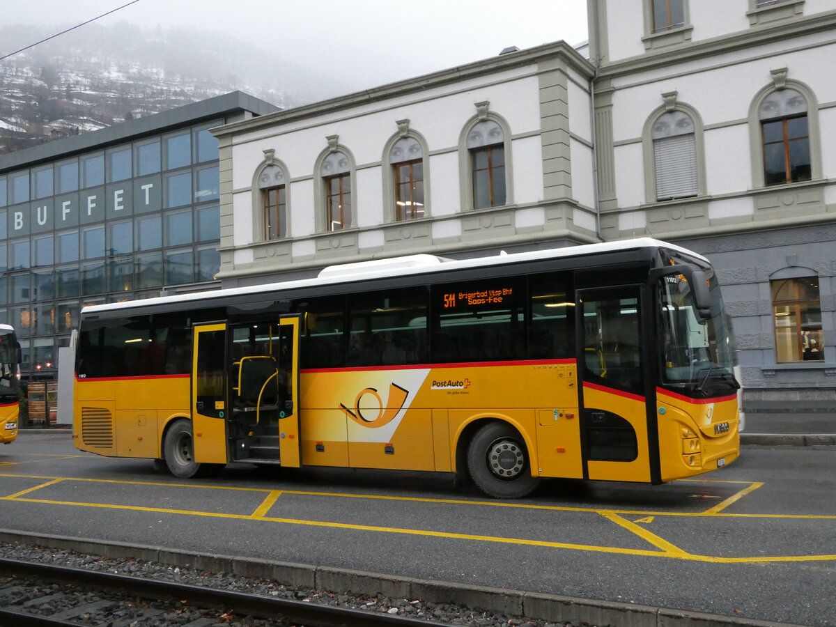 (244'995) - PostAuto Wallis - VS 704/PID 11'812 - Iveco am 11. Januar 2023 beim Bahnhof Brig