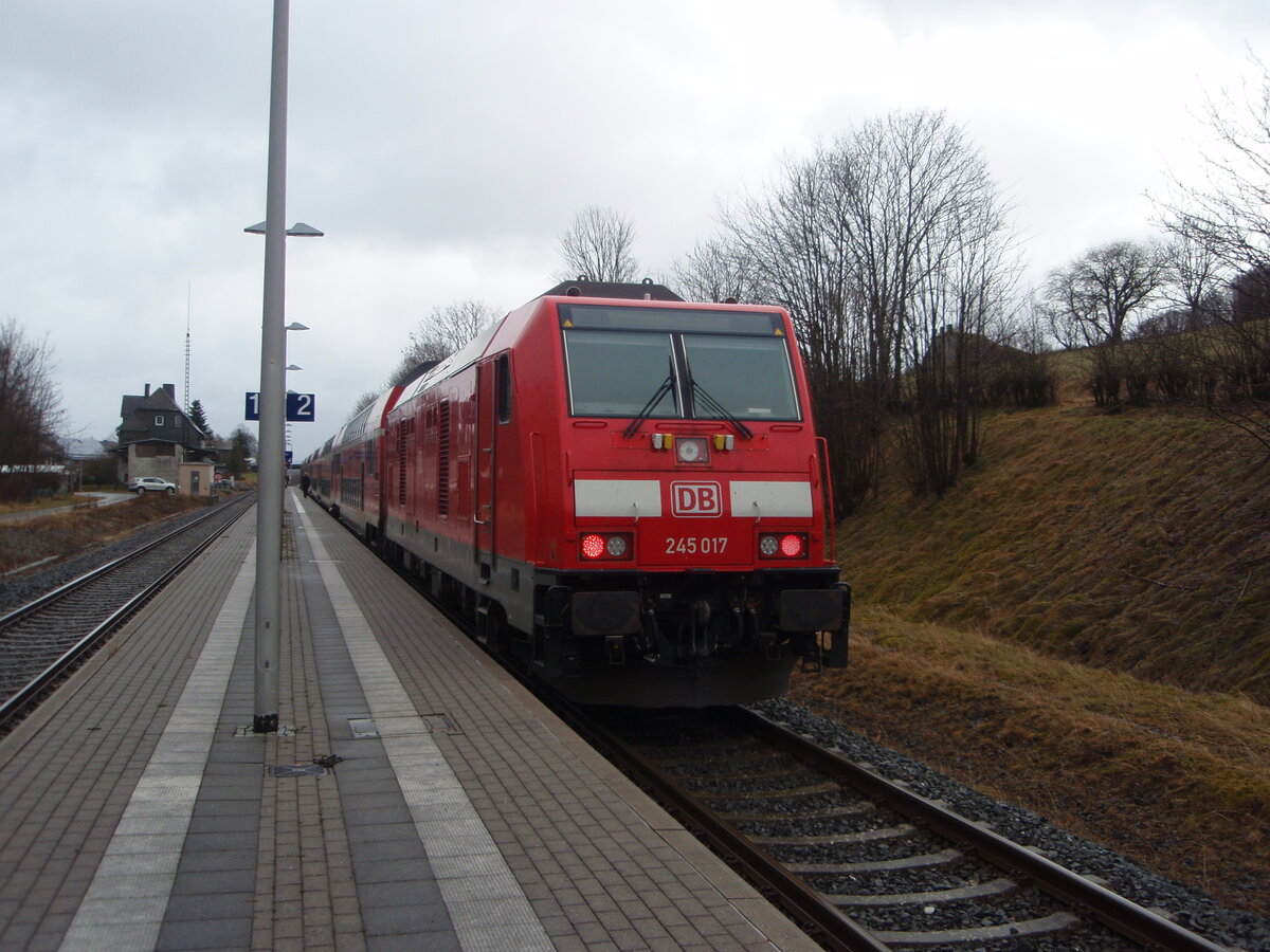 245 017 als RE 57 aus Hamm (Westf.) Hbf in Usseln. 04.02.2024