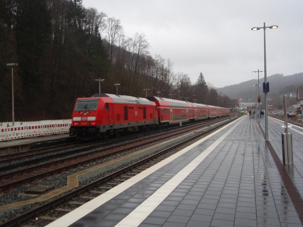 245 017 als RE 97 nach Usseln bei der Ausfahrt aus Brilon Wald. 04.02.2024