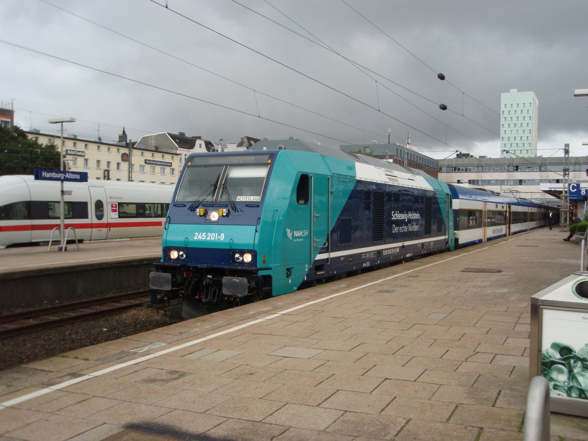 245 201 der Paribus im Einsatz fr die Nord-Ostsee-Bahn als RE 6 nach Westerland (Sylt) in Hamburg-Altona. 01.09.2015