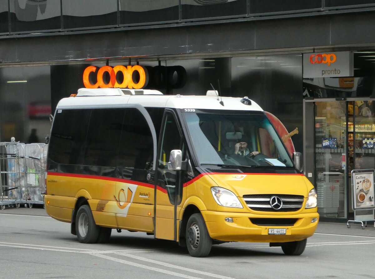 (245'011) - Autotour, Visp - VS 4411/PID 5339 - Mercedes am 14. Januar 2023 beim Bahnhof Visp